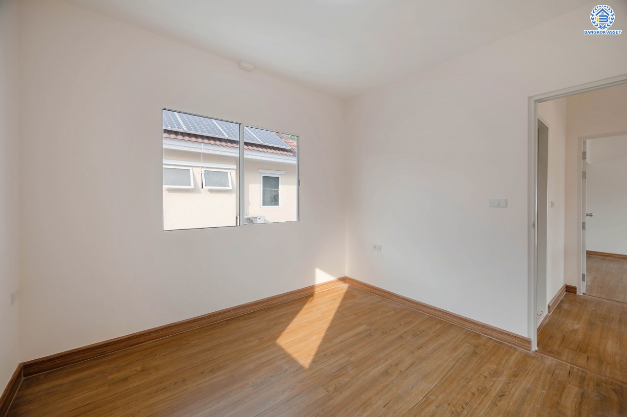 บ้านมือสองตกแต่งใหม่ โครงการ เพอร์เฟคพาร์ค วัดพระนอน จากแบรนด์ Property Perfect เนื้อที่ 56 ตร.ว. พื้นที่ใช้สอย 195.07 ตร.ม. ฟังก์ชัน 3 ห้องนอน 3 ห้องน้ำ 1 ห้องอเนกประสงค์ 2 ที่จอดรถ พร้อม Facilities ครบครัน บนทำเลเชื่อมต่อถนนกาญจนาฯ ใกล้ทางด่วน "ศรีรัช" เซ็นทรัลเวสต์เกต และรถไฟฟ้าสายสีม่วง "สถานีตลาดบางใหญ่"